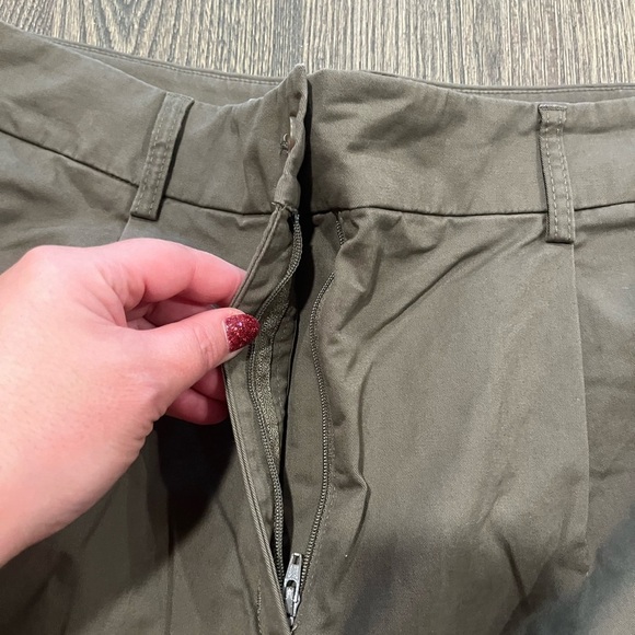 Express Ankle Pants Straight Leg Pleated Front Trousers  Pockets Green Size 14R - Picture 6 of 13